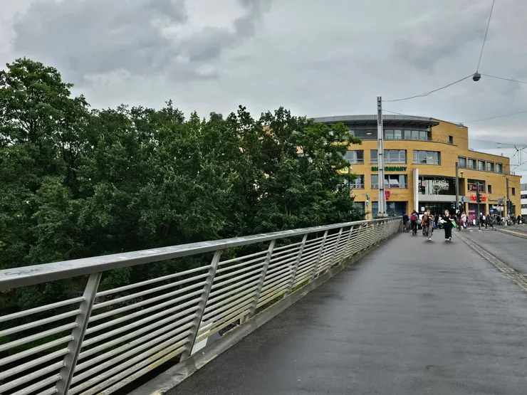 從波茨坦車站出發經過一座橋