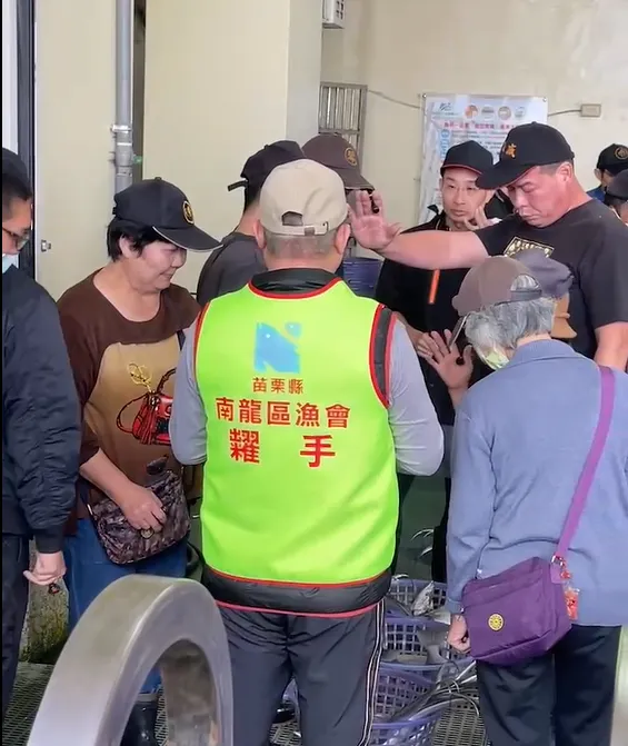 ▲拍賣中，領有執照的魚販才能參與