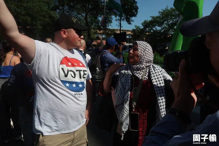 超過萬人參與在芝加哥2024民主黨全代會外的反戰示威。攝：周子愉