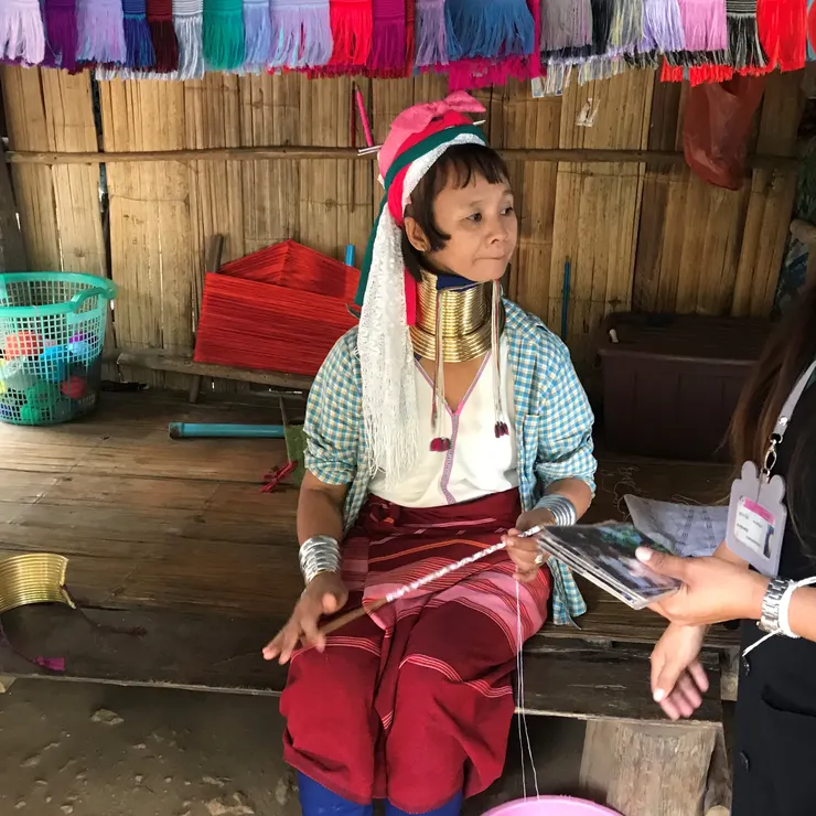 成年長頸族的銅環大約重達五公斤