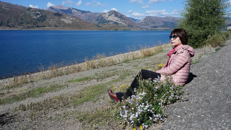 傑克遜湖屬於高海拔湖泊， 海拔2064公尺有陽光還需穿羽絨衣。