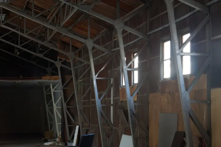 作為材料室使用的綠色倉庫，以鋁桁架支撐斜屋頂。（2021年。筆者友人提供）