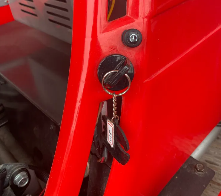 High Kart 電動卡丁車 開啟電源