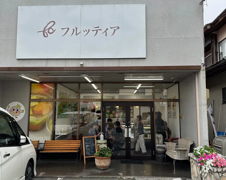 小小一間店塞滿了客人,幾乎都是在地人