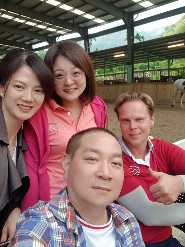 左-羅采茵經理,中-吳澍涵博士,右-荷蘭教練Bas Van Der Aa,前-程俊昇執行長