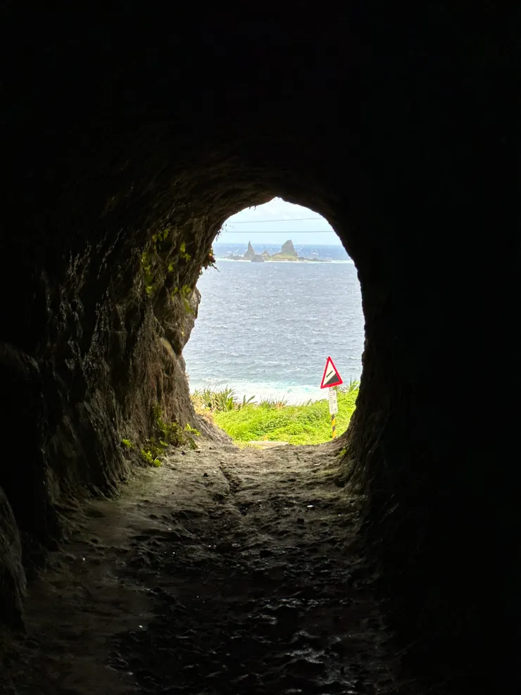 從鬼洞看出來的軍艦岩
