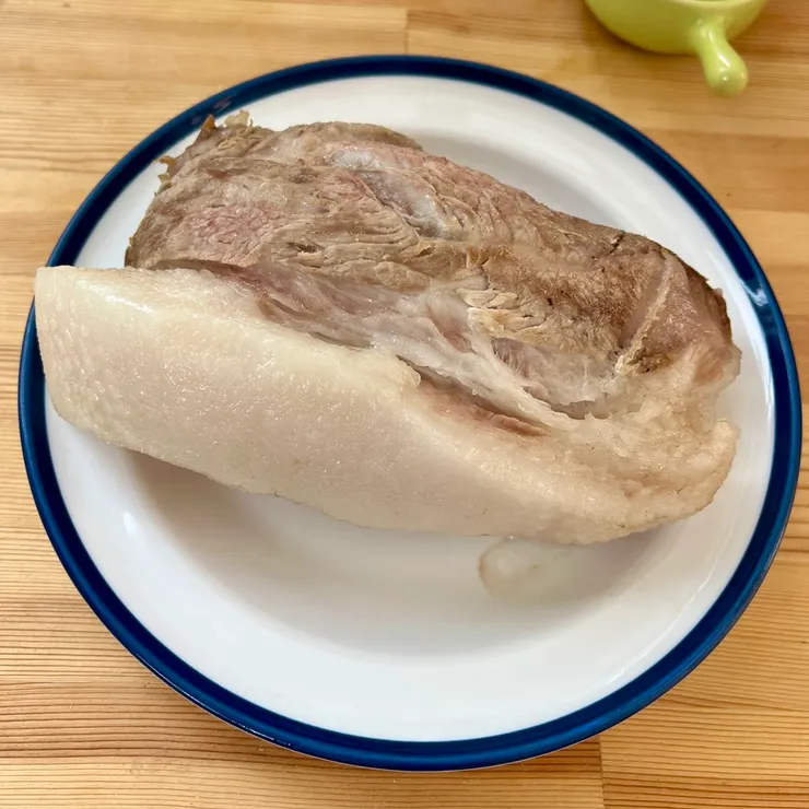 放涼的豬肉,皮是請攤販去掉的