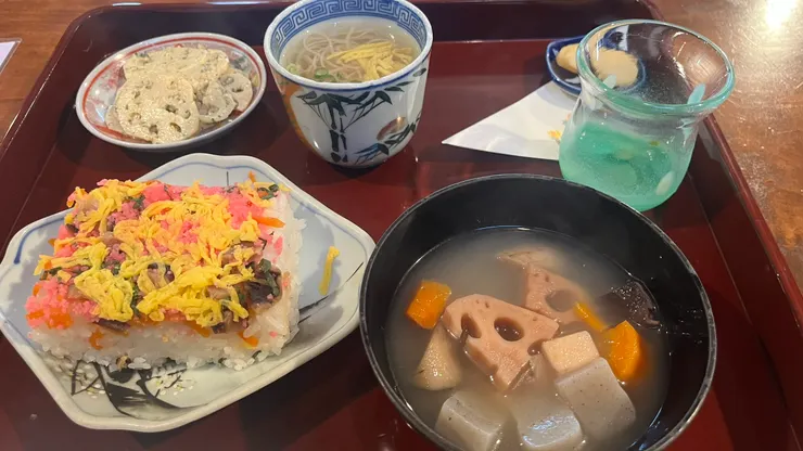 看起來份量不少,不過菜色清爽,夏日中午吃也沒負擔。