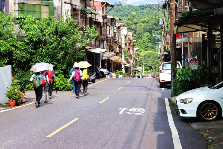 ▲順著調和街29巷走到底，至鐵道右轉後再左轉上山。
