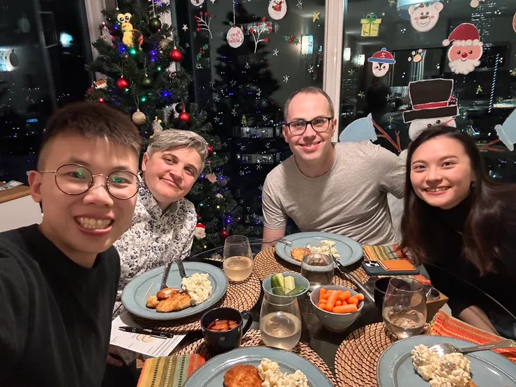 Tara 缺席，平安夜合照