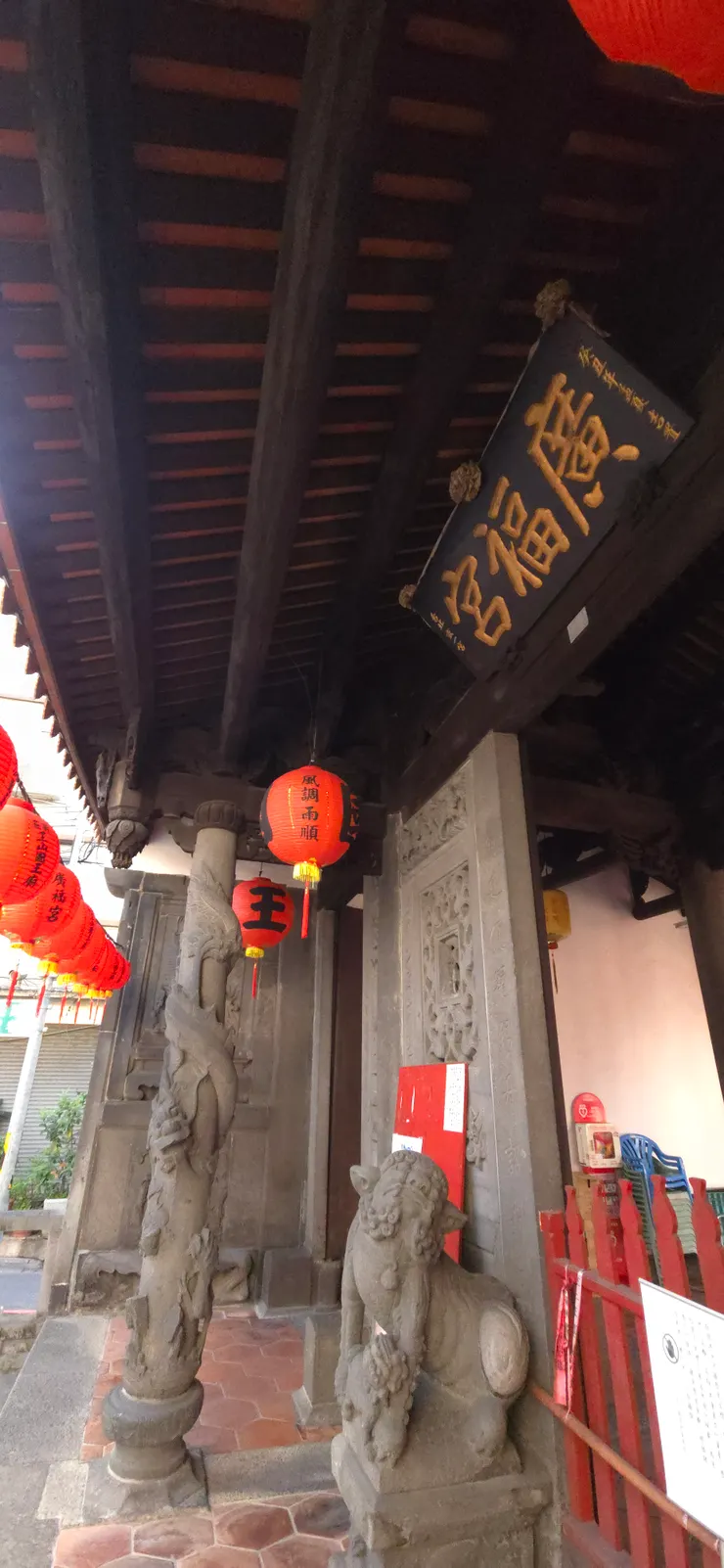 不靠彩繪奪目，石雕便成了視覺重心。