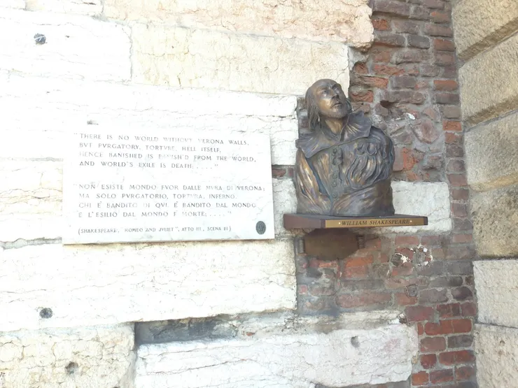 莎士比亞銅像 - 他創作的悲劇以兩大家族之間的恩怨為背景