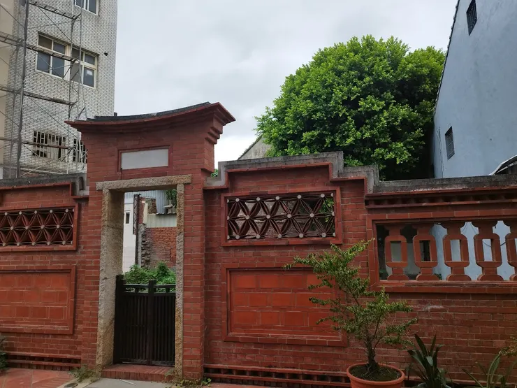 隱藏在石廈歷史老街的隘門 花窗頗為特別 河童拍攝/2023年