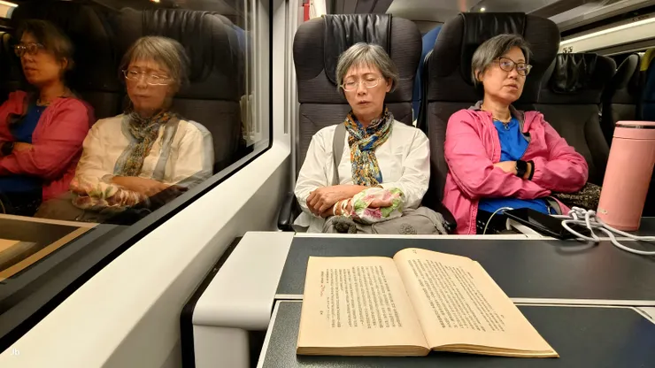 【在eurostar行駛途中，神姊妹唸誦或發呆，我拿出陶淵明評傳讀一段。】