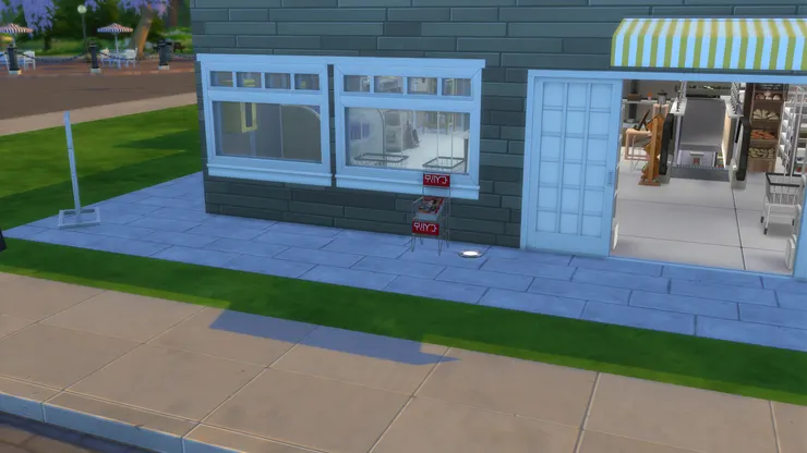 超市真的有兩扇大窗,只是用膠紙貼著,跟現在一樣只看到裏面少許。