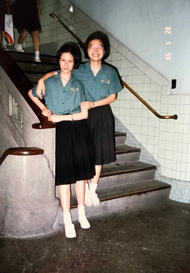 這張是快畢業的時候在教室大樓的樓梯間照的