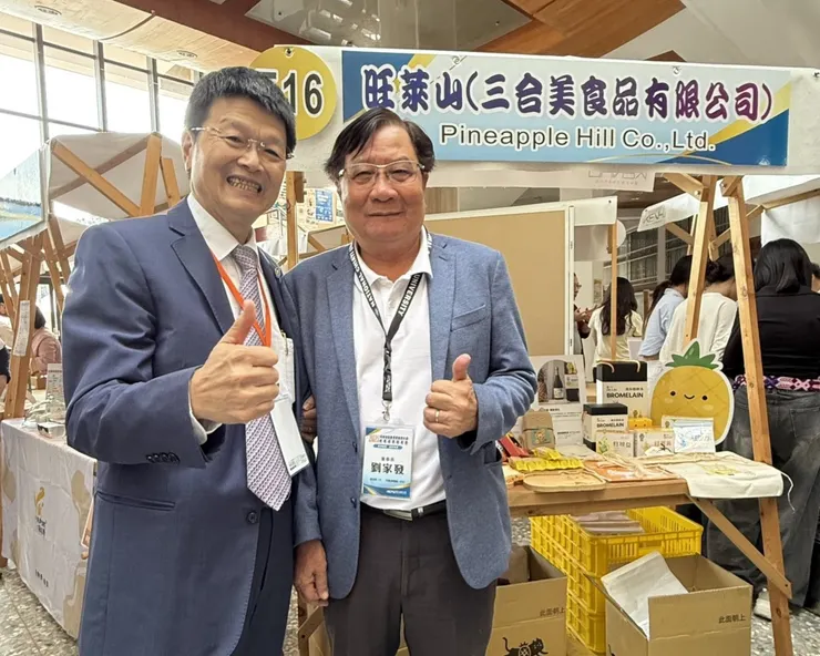 圖說：旺萊山董事長劉家發（右）與嘉義大學校長林翰謙（左）開心合照，雙方團隊密切交流，不僅締造產學合作代表性成果，更為嘉義農產價值大大加分。（資料來源：旺萊山）