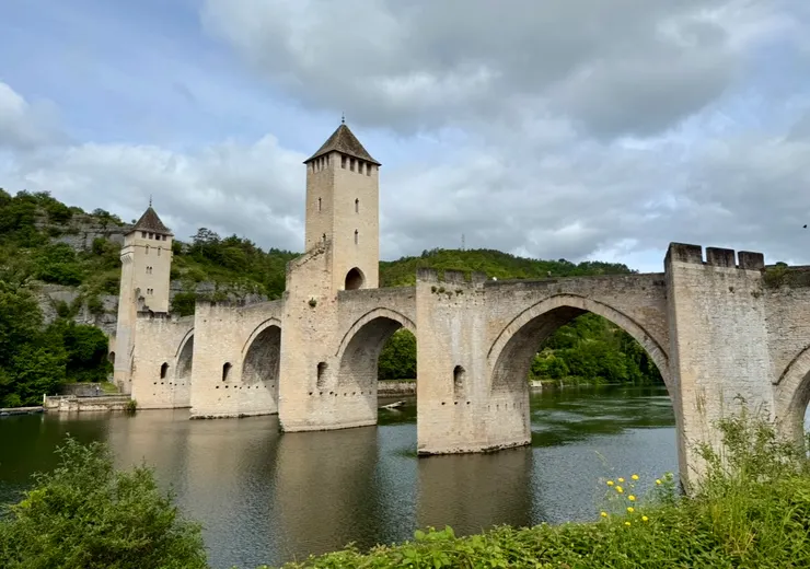 建於14世紀,橫跨洛特河的瓦倫特橋