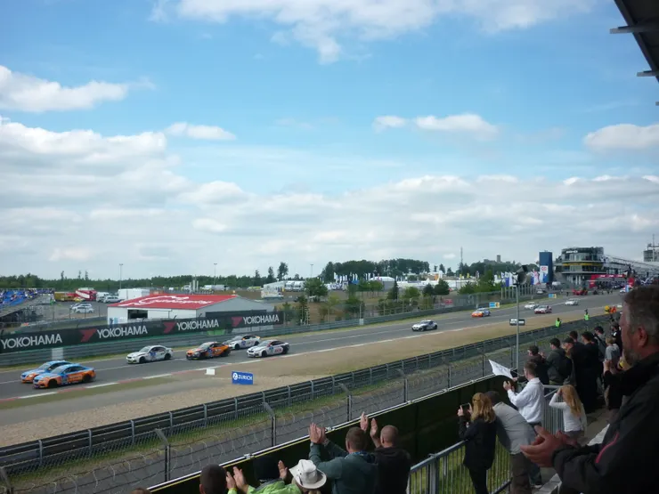 賽事一結束，所有觀眾皆起立為所有完成比賽的車手們用力鼓掌叫好。