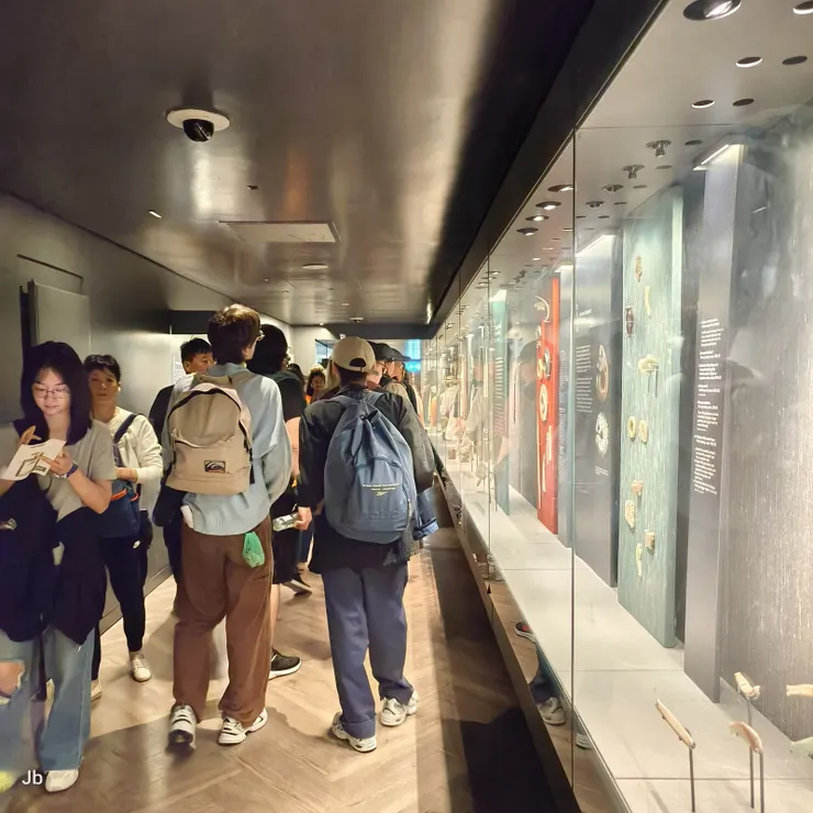 【商代與西周早期玉器，看完此展，已近13：00，我們離開前往蘇活區。】