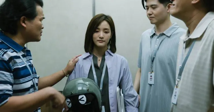 Ya-jing was inappropriately touched by a male colleague while in the elevator.