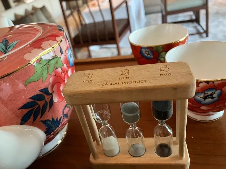 泡茶計時器，旁邊的小杯子是用來放茶包的