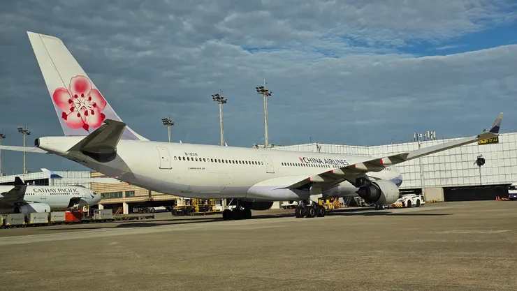 這是華航的空中巴士A330-300型廣體雙走道客機!