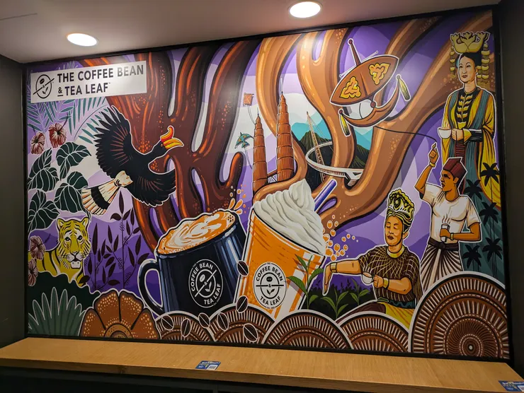 Kuala Lumpur機場咖啡廳牆面繽紛的彩繪