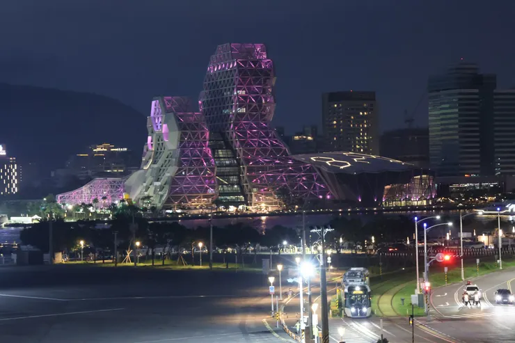 高雄流行音樂中心的燈光與夜色相映，形成一場城市光之舞。
