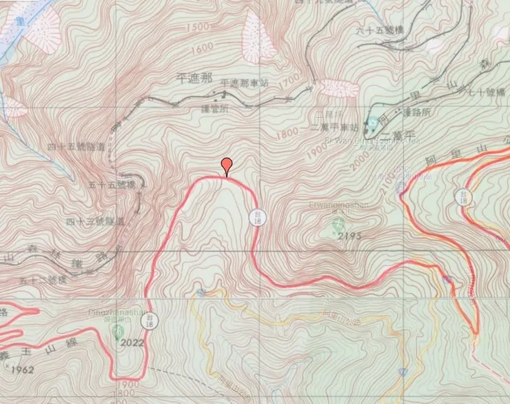 從今日阿里山公路往二萬平的「產業道路」有一小段其實是以前台18線的舊線。紅色圖釘的位置則是今日垃圾轉運站的位置，也是工程便道的起點。(取自1985年二萬五千分之一經建版地形圖(第一版))