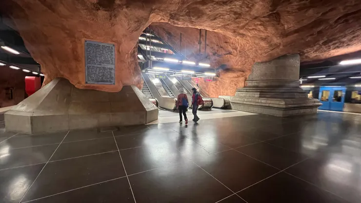 市政廳站圖上橘紅色的岩洞，火山熔岩的氣勢。