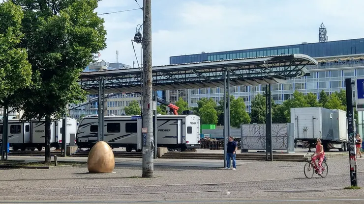 民主鐘Demokratieglocke，俗稱「金蛋」（在東德人看來，「金」代表西方）