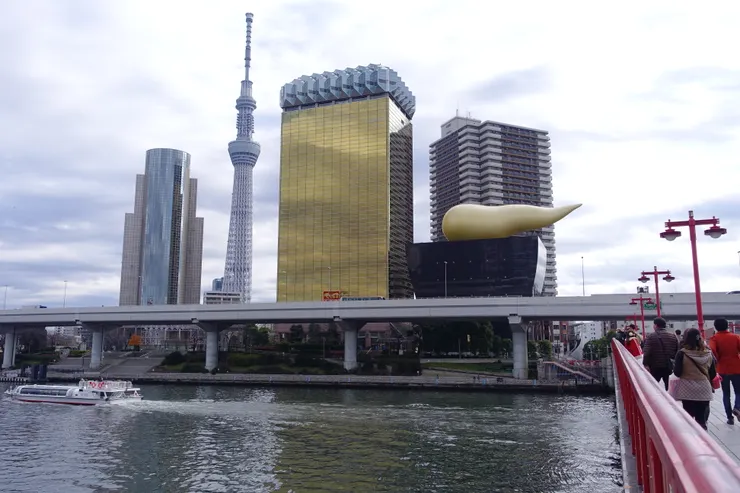 走到隅田川這邊可以看到晴空塔和啤酒大樓。
