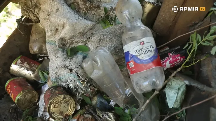 很多事情就直接在車上解決。(畫面來源：Армія TV)