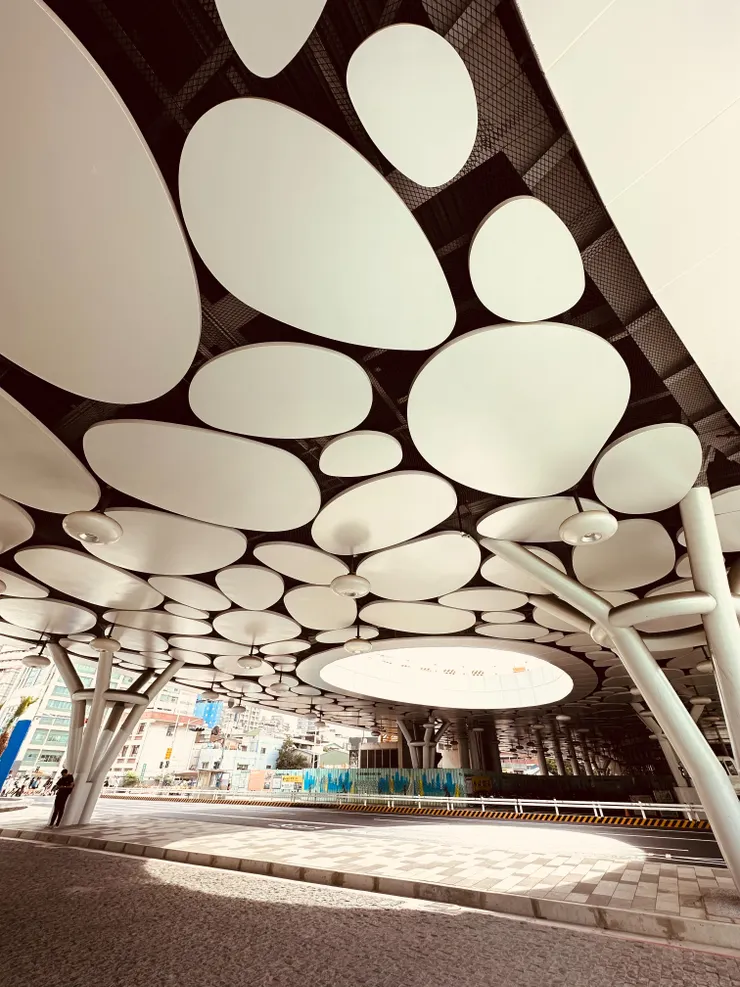 陽光投射在馬路上，光影之美-高雄火車站