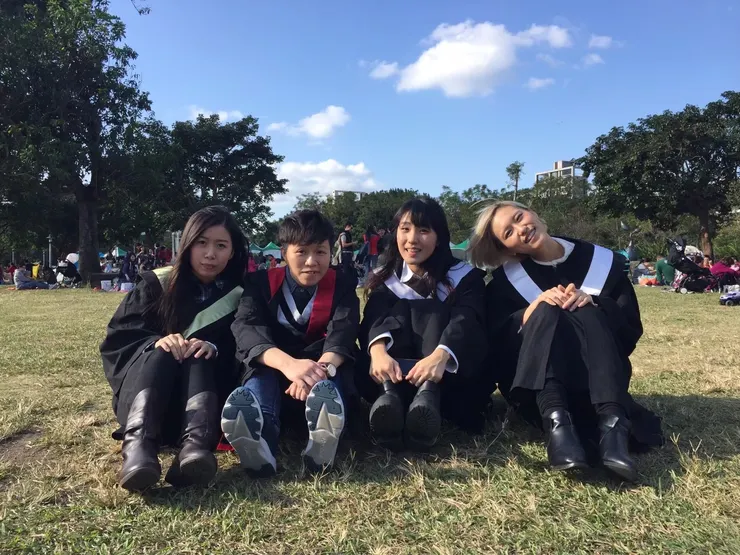 上次碰面是我大學即將畢業一起拍學士服照片