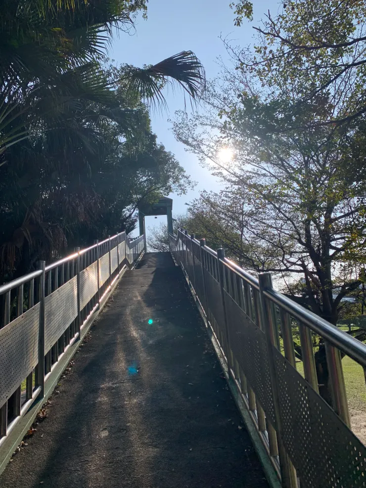 到家前的最後一個難關—要推著車爬上越過堤防的斜坡。