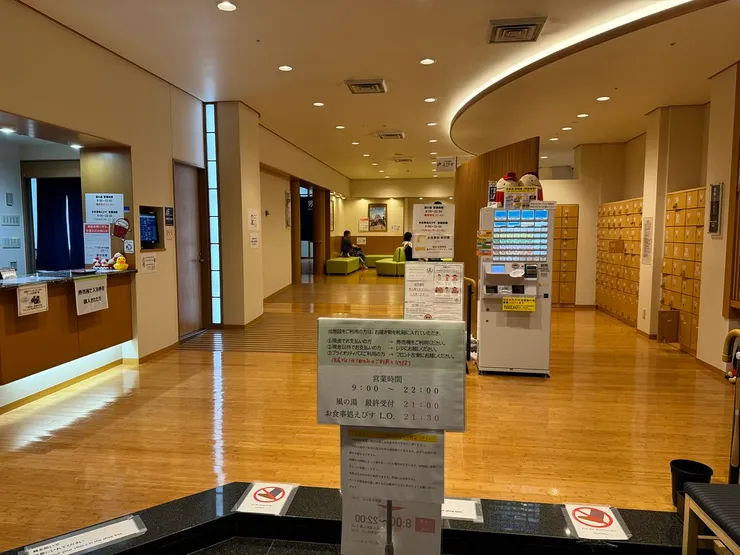 大廳記得脫鞋，右邊有鞋櫃。