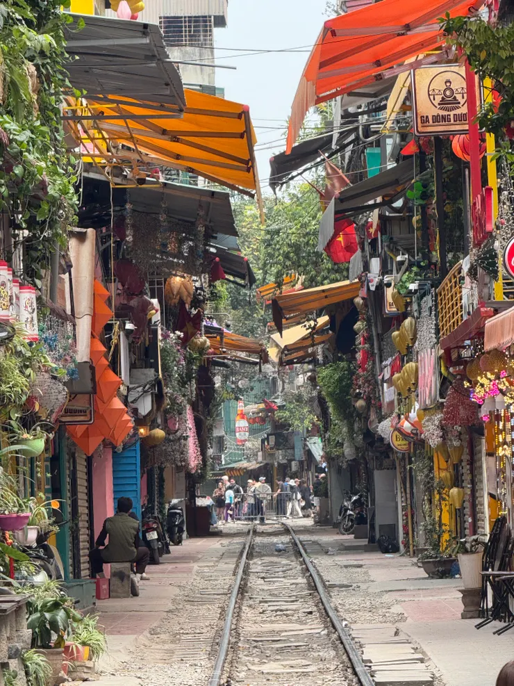 沒人的火車街有種落寞的感覺