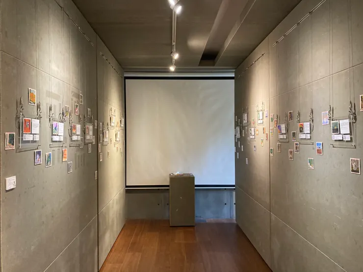 場地方的牆面是設計可移動的，部分展品，將空間組成了一道巷，在陰翳中觀賞