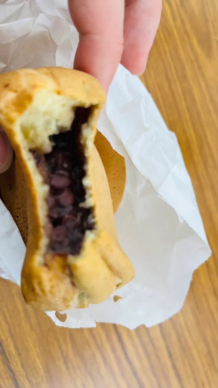 有點類似餅皮偏鬆軟的紅豆餅。