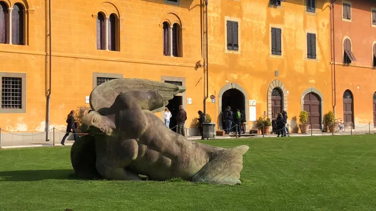 廣場中的墮落天使