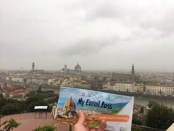 歐鐵聯票的封面是佛羅倫斯的百花大教堂，這趟歐洲旅程唯一有下雨的一天。那時很可憐遭遇大雨還打雷，以非常狼狽的狀況下拍下這張照片。那時我可憐到開始祈禱著，希望佛羅倫斯這一天的雨能換來之後行程的大太陽🌞，結果奇蹟似的我後面的行程還真得全部都是好天氣😆😆。
