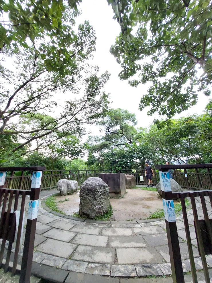 可以雙手緊貼岩石感受磁場