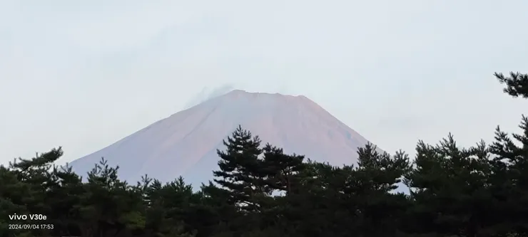 傍晚的富士山呈現粉紫色,超美的。