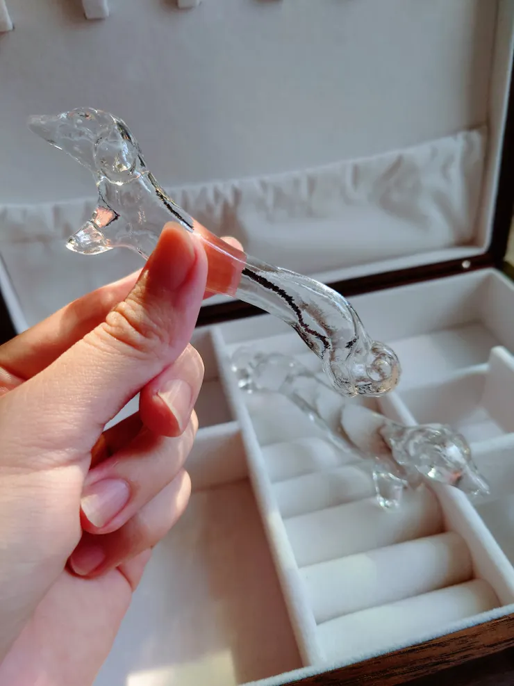玻璃筷架在陽光下晶瑩剔透。臘腸狗短短的腿特別可愛，我很喜歡。