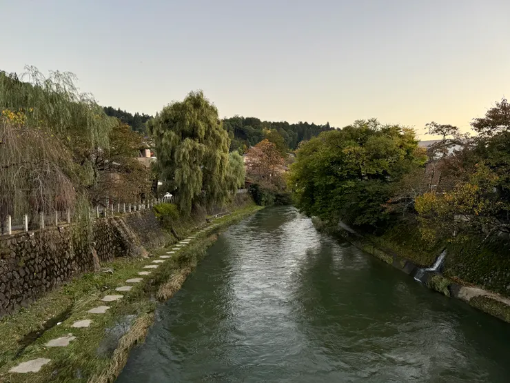 到高山市的時候已經也是下午，天氣有點陰，深秋氛圍更顯