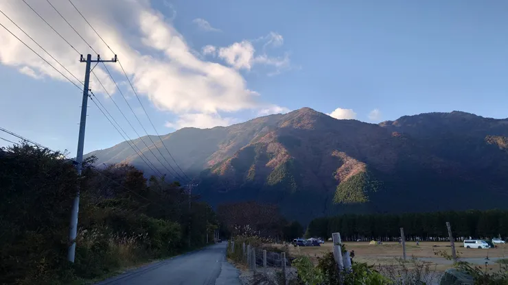 走二十分鐘後就可以看得到一些帳篷了