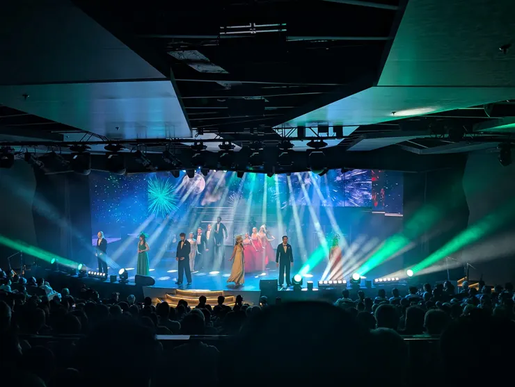 每天的表演都蠻精彩，歌聲尤其厲害