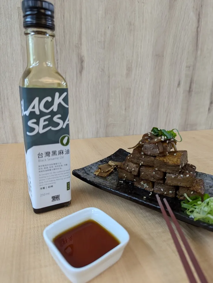 台灣黑麻油推薦｜用東和黑麻油做麻油薑燒豆腐，我的黑麻油料理推薦分享